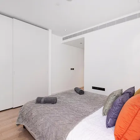 Modern 2 Bed Battersea Power Station Apartment London Exterior photo